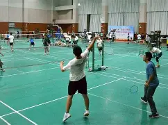 关于球场之上羽毛球选手斗志昂扬，技艺精湛的信息